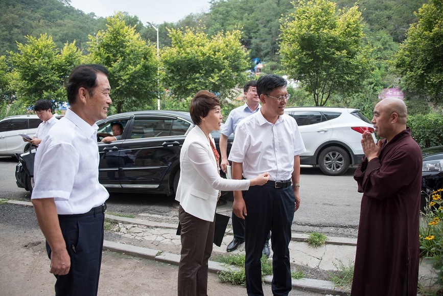中共抚顺市委常委、政府党组成员马国华看望市佛协领导班子成员
